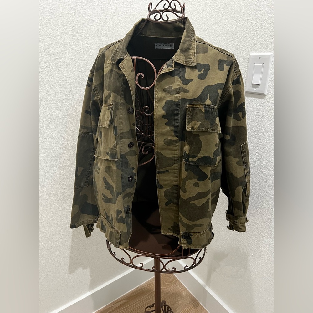 Woman’s cute hi-lo Camouflage Jacket
Small/Medium- worn a couple of times